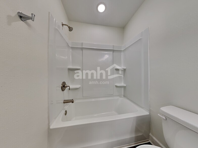 Building Photo - 1034 Tan Tara Trl