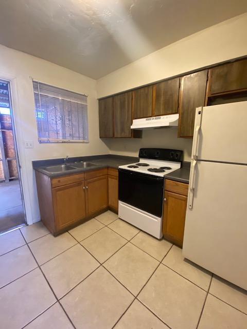 Building Photo - FOR RENT