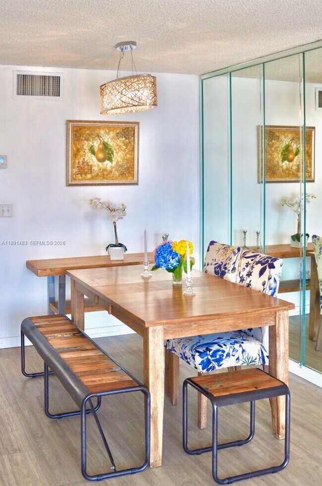 Building Photo - 2910 Point E Dr