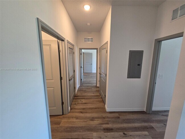 Building Photo - 1481 Hawk Trce Lp