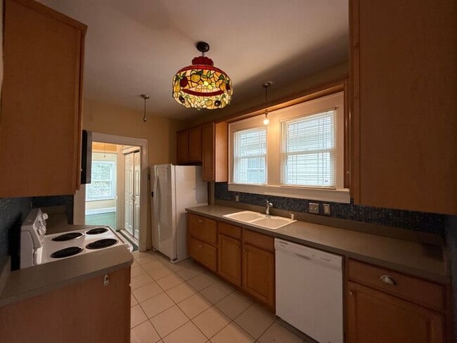 Building Photo - Elizabeth - T.R. Lawing Realty, Inc