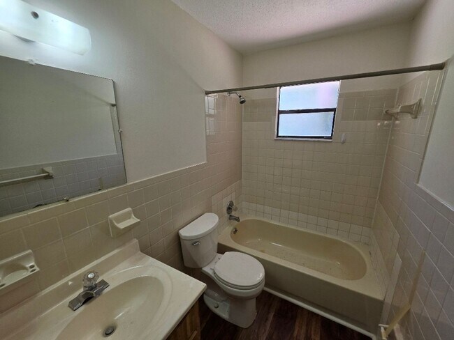 Building Photo - 2 Bedroom 2 Bathroom Edgewater Home