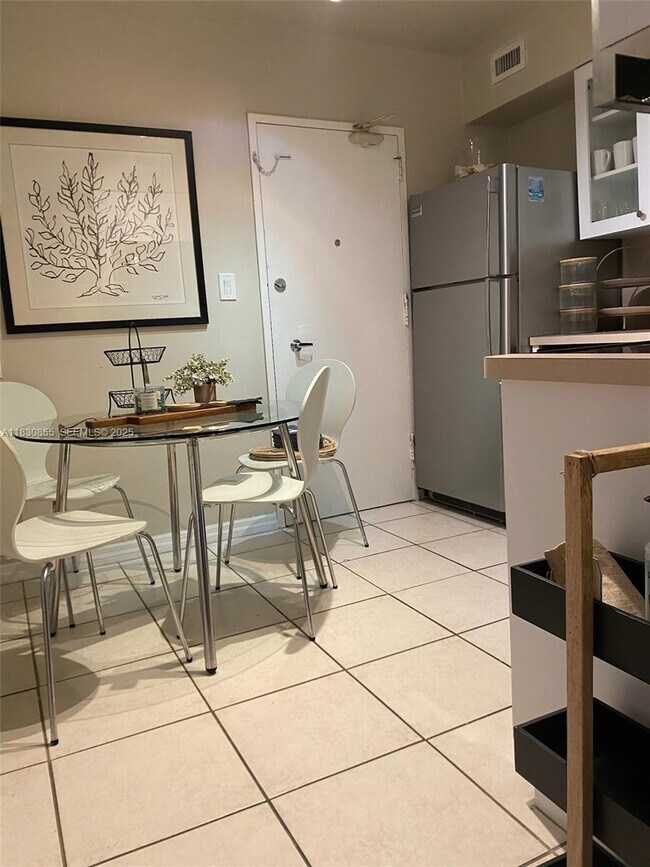 Building Photo - 5161 Collins Ave