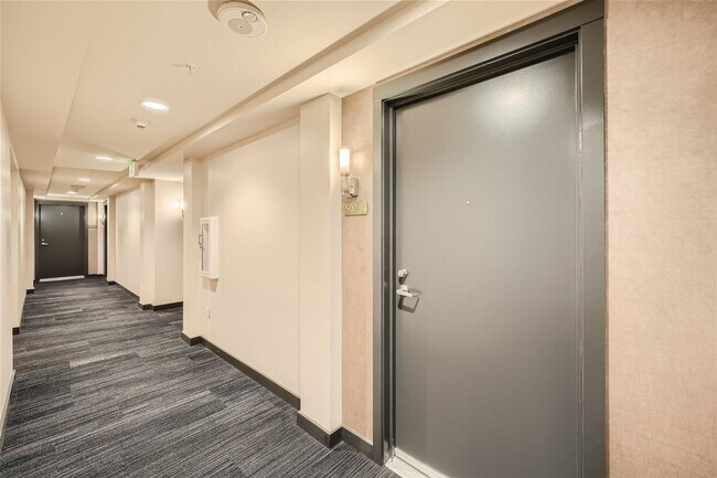 Building Photo - Stunning 2 Bed 2 Bath Seattle Unit @ the Highly Desirable Parc-Belltown Condominiums!