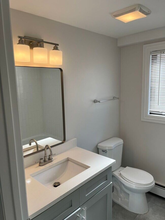 Building Photo - 3940 N Narragansett Ave