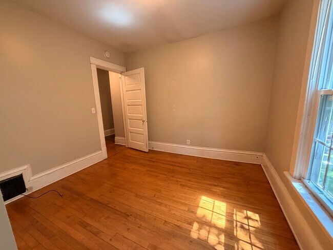 Building Photo - Upper 2 Bedroom Apartment!
