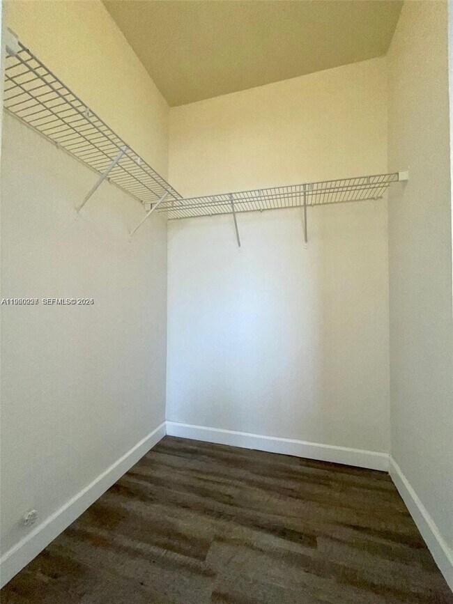 Building Photo - 2637 SE 16th Terrace