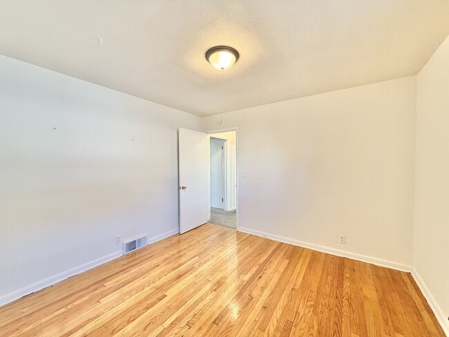 Building Photo - 1616 Dewey Ave