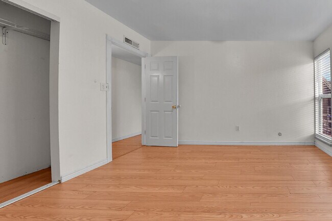 Building Photo - $1,595.00, 2 bed, 1 bath Located in Denver with a washer and dryer + 1/2 off first month rent