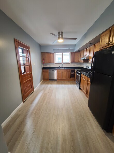 Kitchen - 2319 S Carlisle St