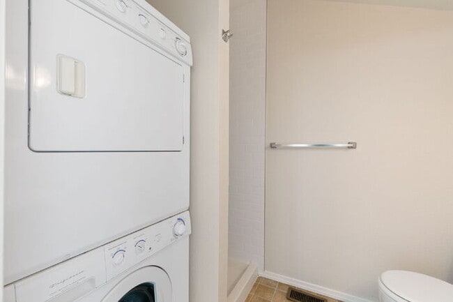Building Photo - Studio. $810 Rent includes utilities. Oct ...