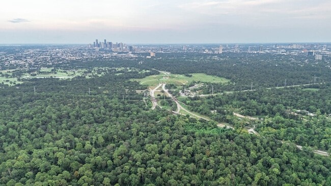 Building Photo - 355 N Post Oak Ln