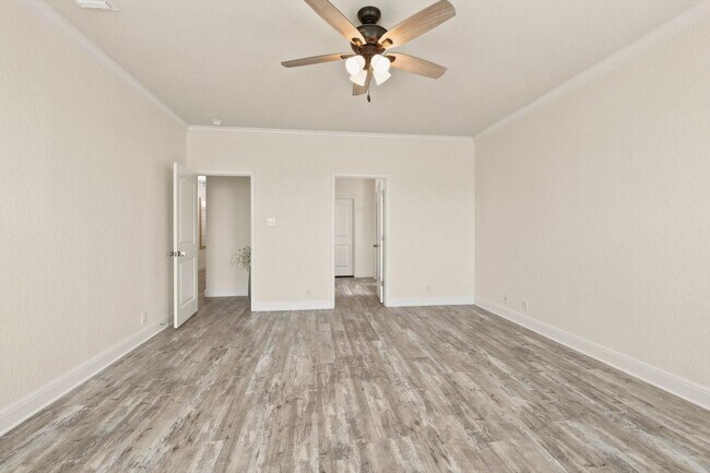 Building Photo - Spacious 6 Bedroom with Media Room!
