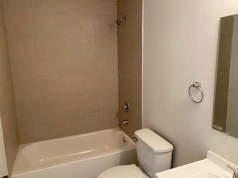 Building Photo - $250 move in special - 3 bedroom, 2 bath Duplex