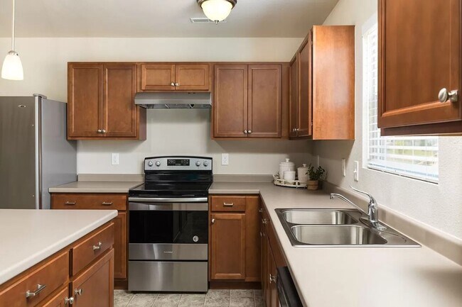 Building Photo - Large Newer Colonial for Lease in Fowlerville Schools