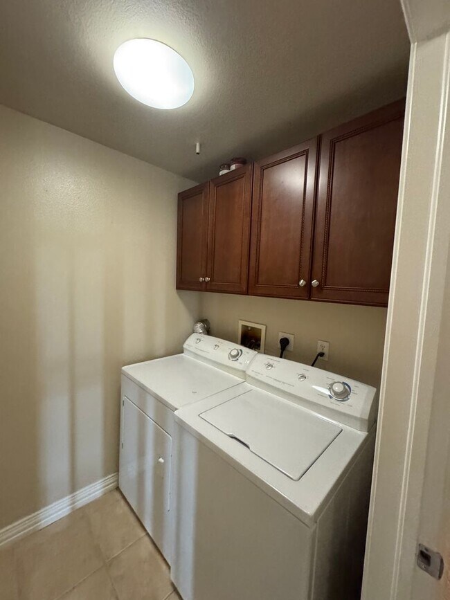 Building Photo - 2 bed/2 bath 4th Floor Unit in Cherry Creek! Covered Parking & Laundry Included!