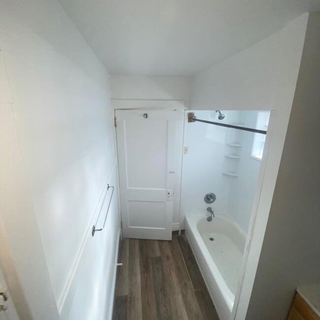 Building Photo - 1611 Lynn Ave