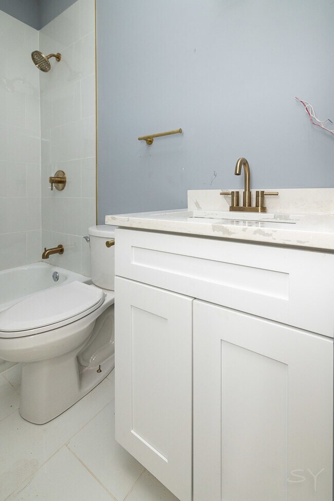 Building Photo - 2450 S Oakley Ave