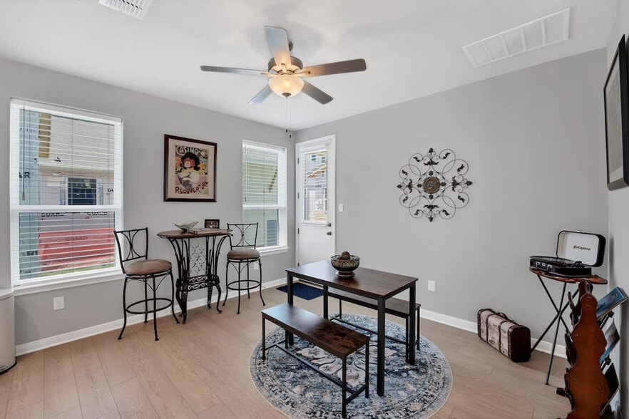 Building Photo - 2147 Hofstaat-SI ID1351223P