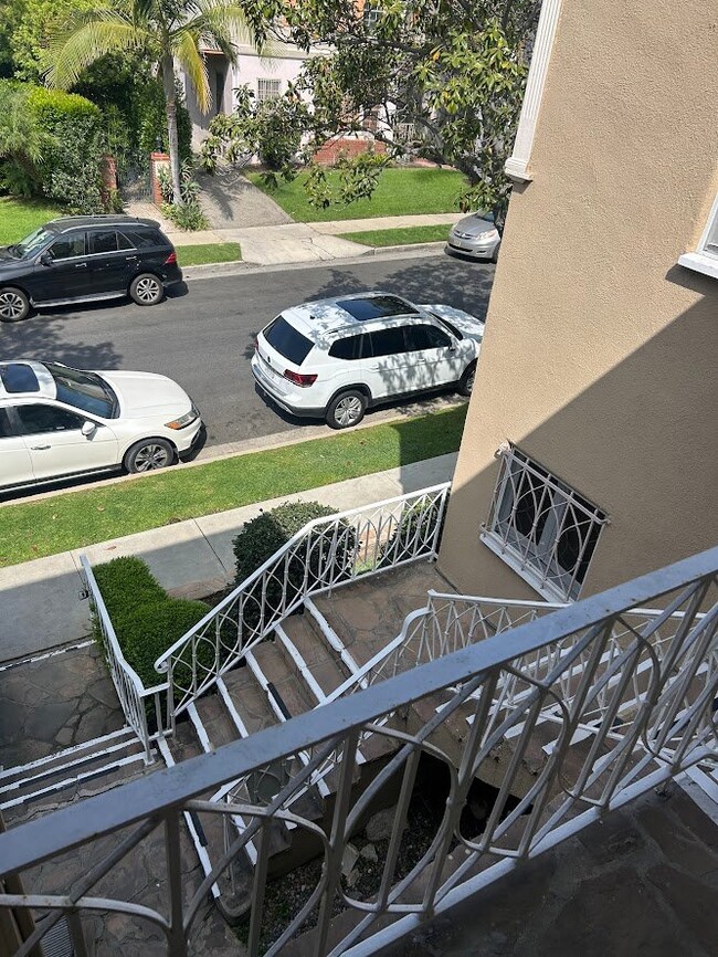 Building Photo - 1062 Masselin Ave