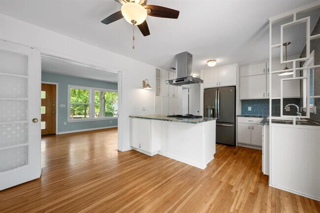 Building Photo - 4928 Strass Dr
