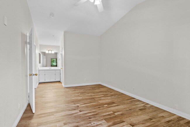 Building Photo - 424 Tava Ln
