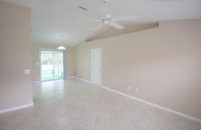 Building Photo - Roomy 4 Bed 2 Bath Home w Huge Screened La...