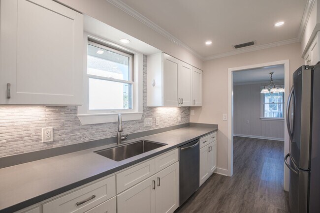 Building Photo - Renovated Beach House