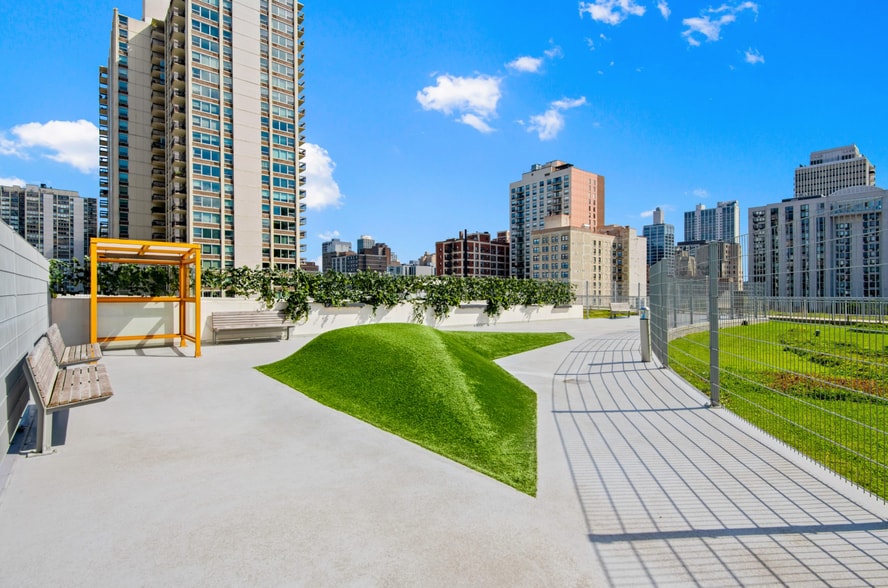 Building Photo - 1212 N La Salle Dr