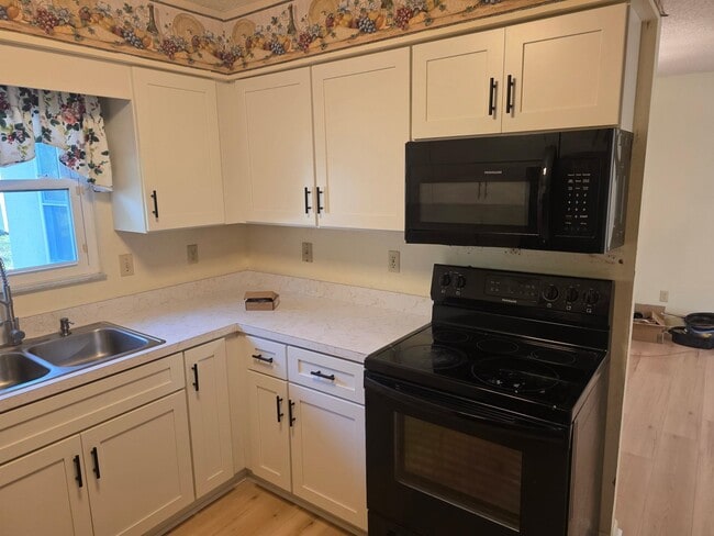 Building Photo - 481 Emerald Rd