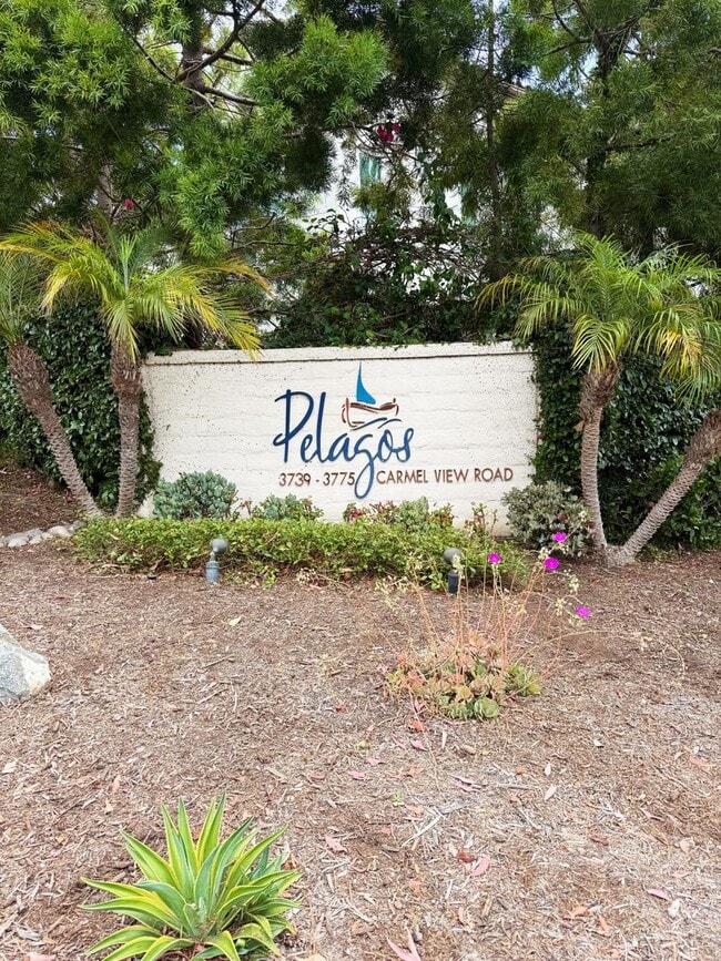 Building Photo - Beautifully Updated 3 Bed/3 Bath Townhouse...