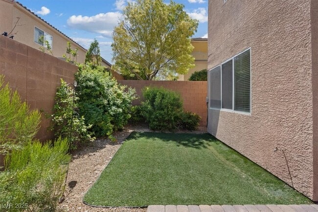 Building Photo - 10645 Mt Jefferson Ave