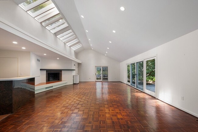 Building Photo - Mid Centurty Modern Home