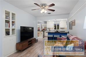 Building Photo - 505 W Esperanza Ave