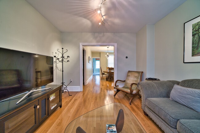 Building Photo - 913 Penn St