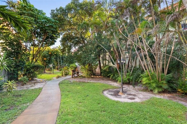 Building Photo - 811 W Oakland Park Blvd