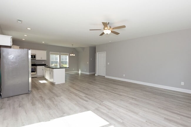 Building Photo - MOVE-IN READY $300 off first month