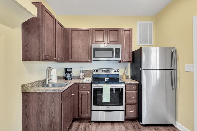 Building Photo - Fully furnished 1 bedroom 1 bath in fenced...