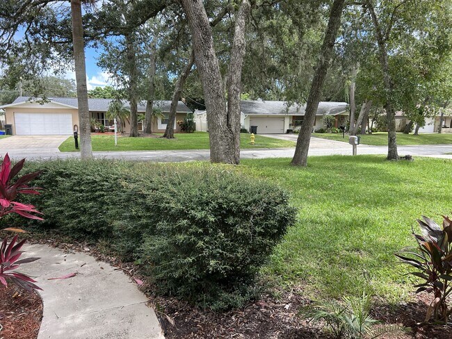 Building Photo - 832 Lucerne Cir