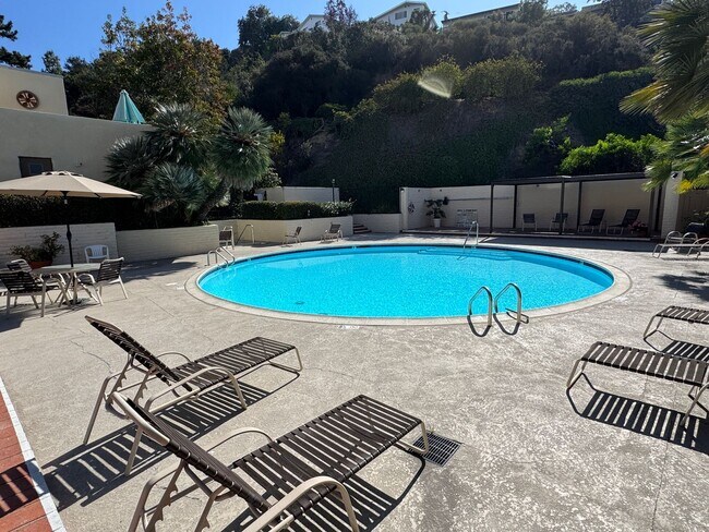 Building Photo - 2 Bedroom 1st Level Condo - SDSU AREA