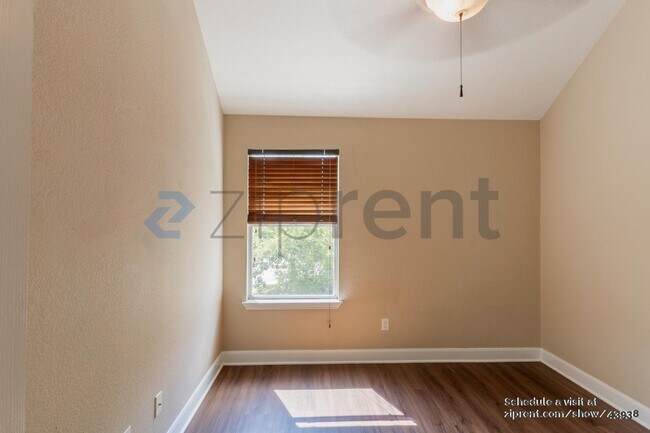 Building Photo - 27 Green Terrace Cove
