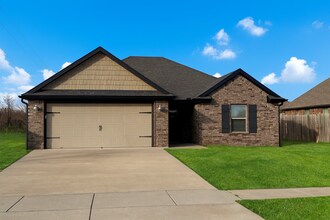 Building Photo - Move In Special - Beautiful Home in Bentonville - Prime Location - Close to Schools