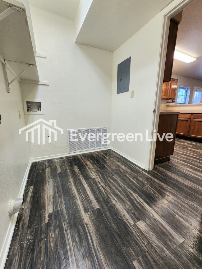 Building Photo - 112 Fireball Dr