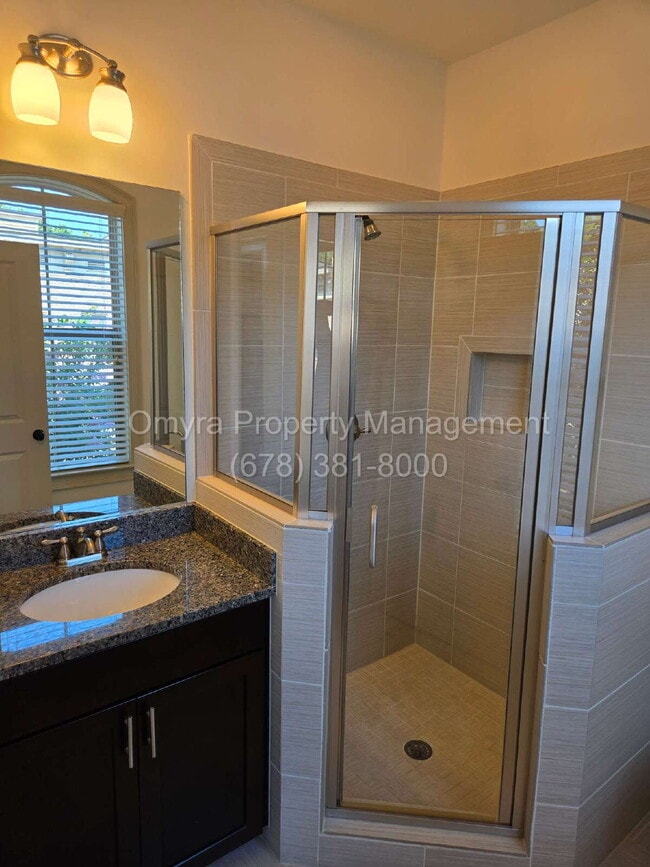 Building Photo - Gorgeous Townhouse near Ansley Mall!