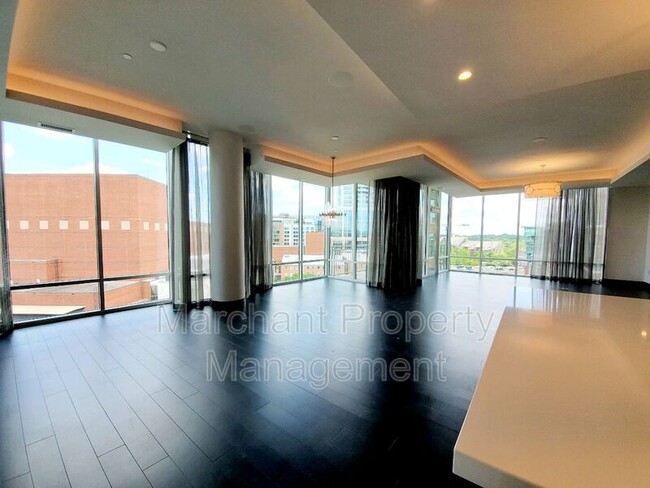 Building Photo - 220 Riverplace