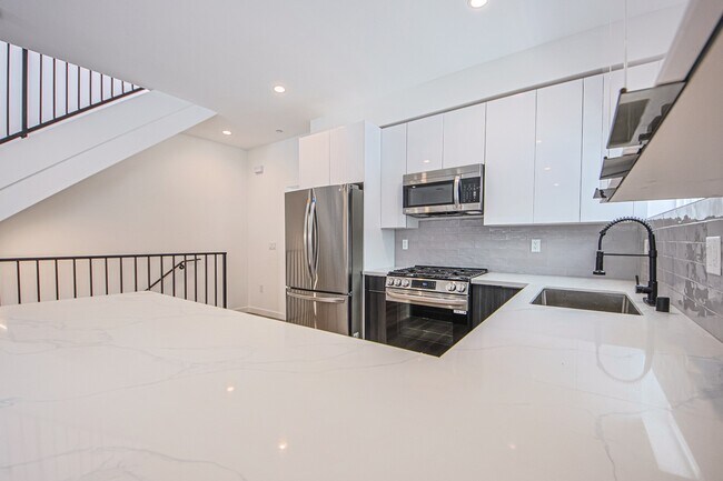 Building Photo - 5235 Satsuma Ave