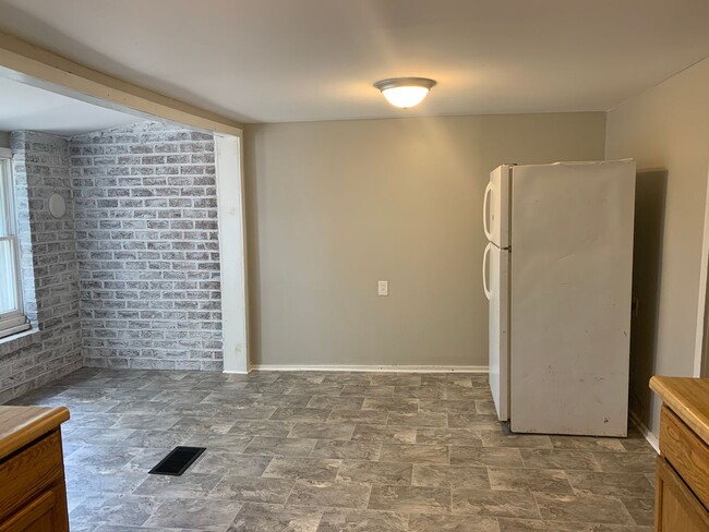 Building Photo - 3 bedroom 1.5 bathroom located in Carlisle...