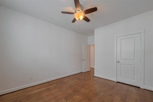 Building Photo - 854 W 20th St