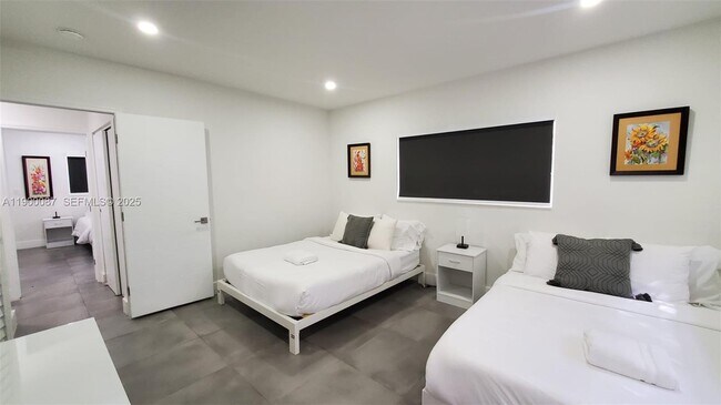 Building Photo - 510 NE 66th St