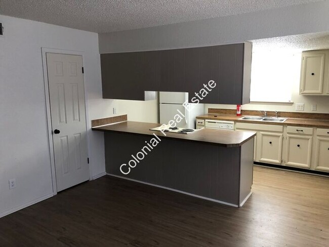 Building Photo - Newly updated 2 bed 2 bath apartment